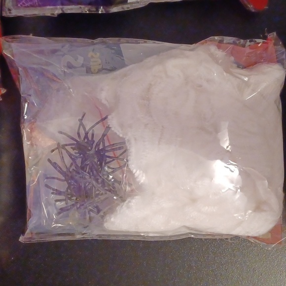 5 New Bags Halloween Super Stretch Spider Web. Stretches to 200 Sq ft. - Picture 3 of 4